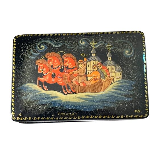 Vintage Hand-Painted Russian Lidded Lacquer Hinged Box with Troika Scene Signed - Picture 1 of 9